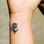 фото тату тюльпан на руке 06.04.2019 №013 - tattoo tulip on hand - tattoo-photo.ru