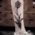 фото тату цветок тюльпана 06.04.2019 №001 - tulip tattoo - tattoo-photo.ru