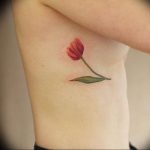 фото тату цветок тюльпана 06.04.2019 №002 - tulip tattoo - tattoo-photo.ru
