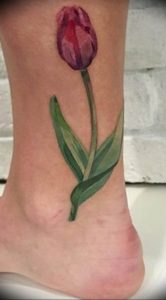 фото тату цветок тюльпана 06.04.2019 №007 - tulip tattoo - tattoo-photo.ru