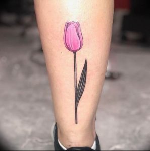 фото тату цветок тюльпана 06.04.2019 №009 - tulip tattoo - tattoo-photo.ru