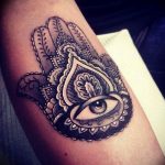 фото хамса оберег тату 03.04.2019 №006 - hamsa charm tattoo - tattoo-photo.ru