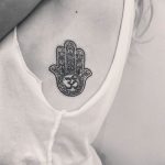 фото хамса оберег тату 03.04.2019 №009 - hamsa charm tattoo - tattoo-photo.ru