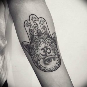 фото хамса оберег тату 03.04.2019 №014 - hamsa charm tattoo - tattoo-photo.ru