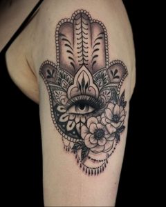 фото хамса оберег тату 03.04.2019 №015 - hamsa charm tattoo - tattoo-photo.ru