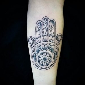 фото хамса оберег тату 03.04.2019 №032 - hamsa charm tattoo - tattoo-photo.ru