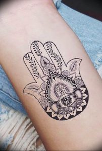 фото хамса оберег тату 03.04.2019 №036 - hamsa charm tattoo - tattoo-photo.ru