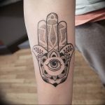 фото хамса оберег тату 03.04.2019 №045 - hamsa charm tattoo - tattoo-photo.ru