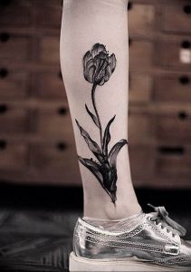 фото черный тюльпан тату 06.04.2019 №002 - black tulip tattoo - tattoo-photo.ru