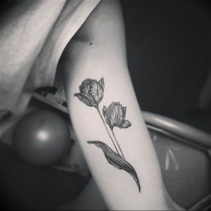 фото черный тюльпан тату 06.04.2019 №007 - black tulip tattoo - tattoo-photo.ru