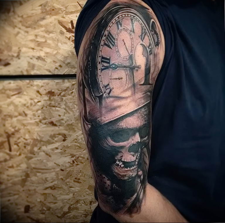 Татуировки мужские на плече часы