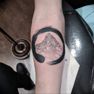 Фото тату горы в круге 23.07.2019 №008 - mountain tattoo in a circle - tattoo-photo.ru
