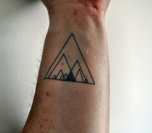 Фото тату горы в треугольнике 23.07.2019 №042 - mountain triangle tattoo - tattoo-photo.ru