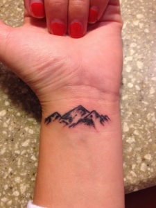 Фото тату горы на запястье 23.07.2019 №012 - mountain tattoo on wrist - tattoo-photo.ru