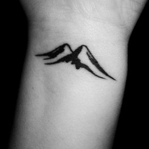 Фото тату горы на запястье 23.07.2019 №013 - mountain tattoo on wrist - tattoo-photo.ru