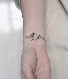 Фото тату горы на запястье 23.07.2019 №030 - mountain tattoo on wrist - tattoo-photo.ru