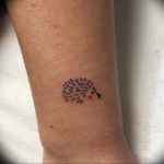 Photo тату ежика на руке 31.07.2019 №006 - tattoo hedgehog on hand - tattoo-photo.ru