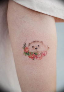 Photo тату ежика на руке 31.07.2019 №018 - tattoo hedgehog on hand - tattoo-photo.ru