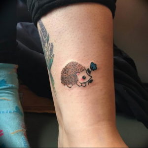 Фото вариант тату ежик 31.07.2019 №007 - tattoo hedgehog - tattoo-photo.ru