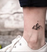 Фото маленькие тату горы 23.07.2019 №007 — little mountain tattoos — tattoo-photo.ru