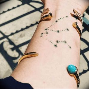 Фото созвездие водолея тату 12.07.2019 №018 - Aquarius constellation tatto - tattoo-photo.ru