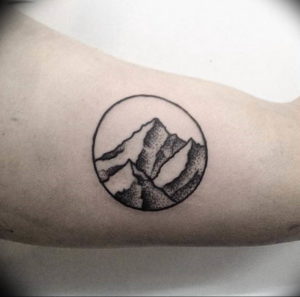 Фото тату горы в круге 23.07.2019 №015 - mountain tattoo in a circle - tattoo-photo.ru