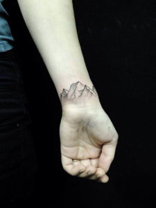 Фото тату горы на запястье 23.07.2019 №001 - mountain tattoo on wrist - tattoo-photo.ru