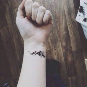 Фото тату горы на запястье 23.07.2019 №002 - mountain tattoo on wrist - tattoo-photo.ru
