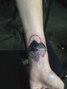 Фото тату горы на запястье 23.07.2019 №027 - mountain tattoo on wrist - tattoo-photo.ru