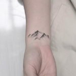 Фото тату горы на запястье 23.07.2019 №030 - mountain tattoo on wrist - tattoo-photo.ru