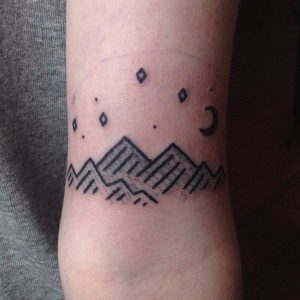 Фото тату горы на запястье 23.07.2019 №037 - mountain tattoo on wrist - tattoo-photo.ru