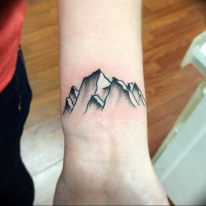 Фото тату горы на руке 23.07.2019 №008 - mountain tattoo on hand - tattoo-photo.ru