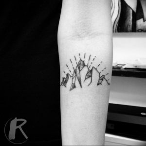Фото тату горы на руке 23.07.2019 №041 - mountain tattoo on hand - tattoo-photo.ru