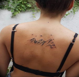 Фото тату горы на спине 23.07.2019 №005 - mountain tattoo on the back - tattoo-photo.ru