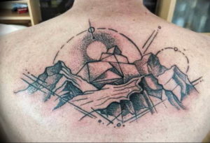 Фото тату горы на спине 23.07.2019 №020 - mountain tattoo on the back - tattoo-photo.ru