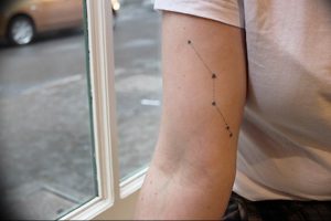 Фото тату созвездие на руке 12.07.2019 №013 - tattoo constellation on arm - tattoo-photo.ru