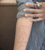 Фото тату созвездие на руке 12.07.2019 №016 — tattoo constellation on arm — tattoo-photo.ru