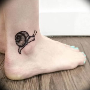 Фото тату улитка 28.07.2019 №106 - snail tattoo - tattoo-photo.ru