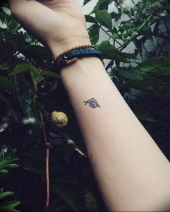 Фото тату улитка 28.07.2019 №113 - snail tattoo - tattoo-photo.ru