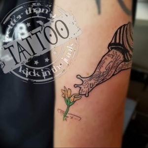 Фото тату улитка 28.07.2019 №128 - snail tattoo - tattoo-photo.ru