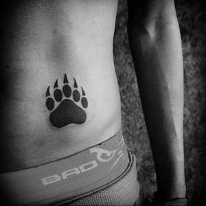 Фото тату лапки на животе 12.08.2019 №006 - paw tattoo on the stomach - tattoo-photo.ru