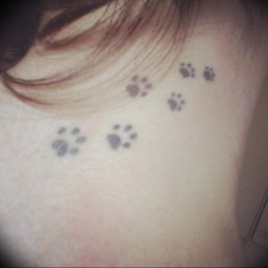 Фото тату лапки на шее 12.08.2019 №013 - paw tattoo on the neck - tattoo-photo.ru