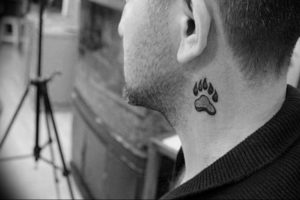 Фото тату лапки на шее 12.08.2019 №014 - paw tattoo on the neck - tattoo-photo.ru