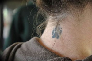 Фото тату лапки на шее 12.08.2019 №019 - paw tattoo on the neck - tattoo-photo.ru