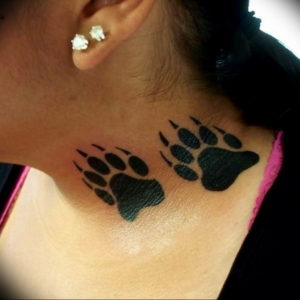 Фото тату лапки на шее 12.08.2019 №028 - paw tattoo on the neck - tattoo-photo.ru
