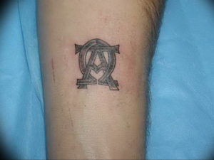 Фото пример альфа и омега тату 13.08.2019 №023 - tattoo alpha beta omeg - tattoo-photo.ru