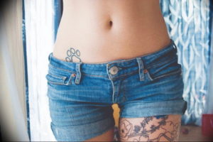 Фото тату лапки на животе 12.08.2019 №012 - paw tattoo on the stomach - tattoo-photo.ru