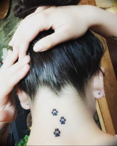 Фото тату лапки на шее 12.08.2019 №002 - paw tattoo on the neck - tattoo-photo.ru
