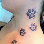 Фото тату лапки на шее 12.08.2019 №005 - paw tattoo on the neck - tattoo-photo.ru