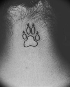 Фото тату лапки на шее 12.08.2019 №006 - paw tattoo on the neck - tattoo-photo.ru
